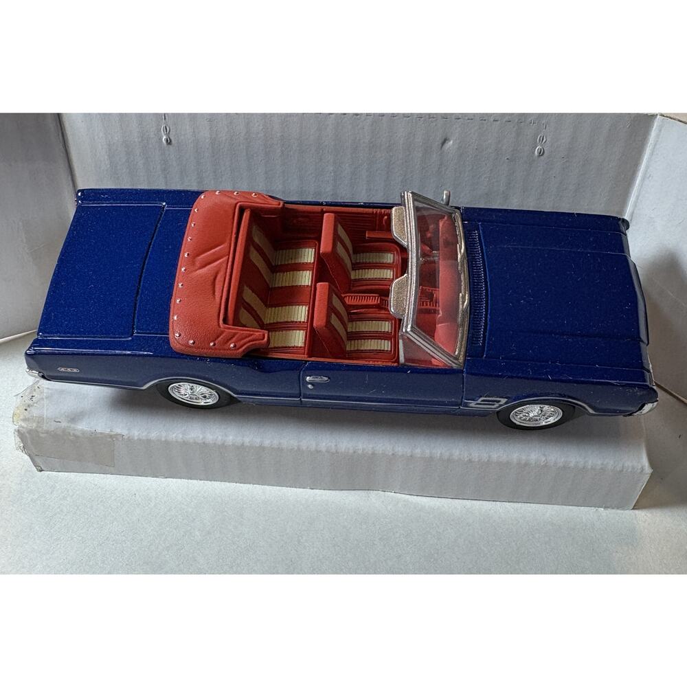 1966 Oldsmobile Die-Cast Convertible: Blue with Red & White Striped Seats vn